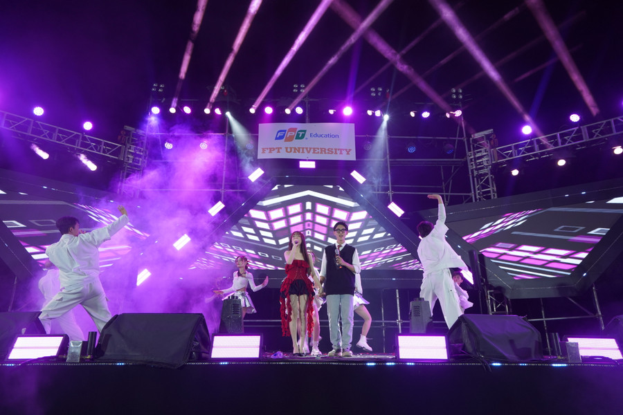 Hoà Minzy và màn song ca dễ thương với sinh viên trường Đại học FPT Đà Nẵng.