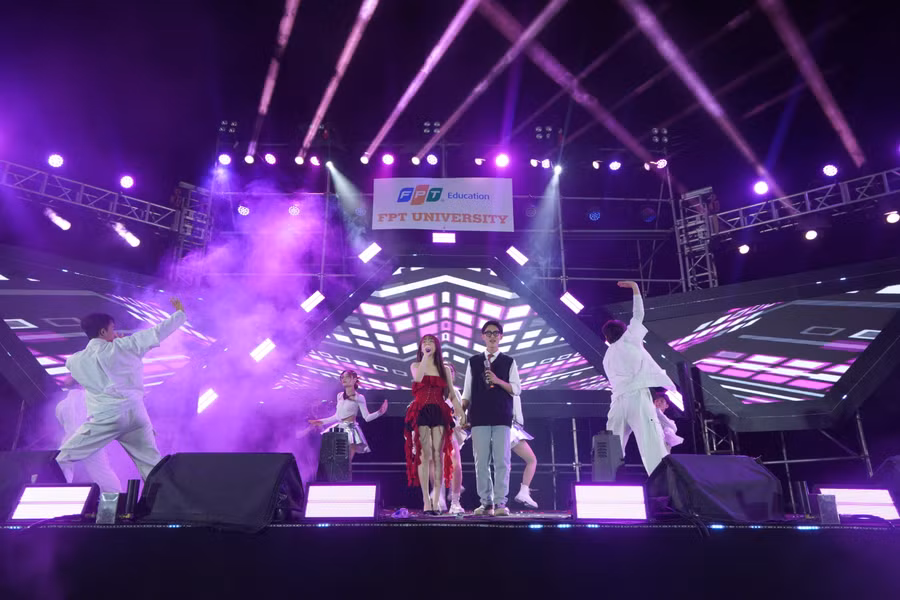 Hoà Minzy và màn song ca dễ thương với sinh viên trường Đại học FPT Đà Nẵng.