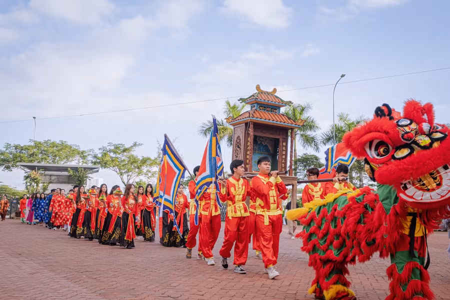 Thầy và trò trường Đại học FPT Đà Nẵng tái hiện lại hoạt động rước kiệu trong Lễ hội cầu ngư - một bản sắc văn hoá độc đáo của vùng duyên hải miền Trung.
