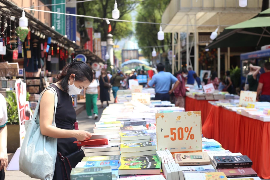 Hội sách có hơn 16,000 tựa sách được trưng bày với nhiều ưu đãi. (Ảnh: Cẩm Anh)