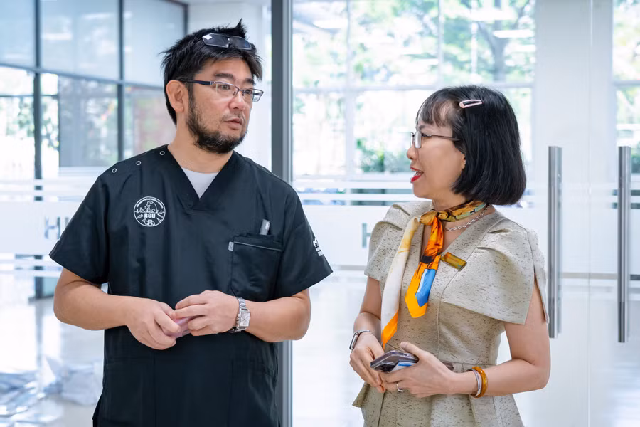 TS. Nguyễn Vũ Thụy Hồng Loan trao đổi cùng Giáo sư - Bác sĩ Thú y Misuhiro Isaka. (Ảnh: TSHL)