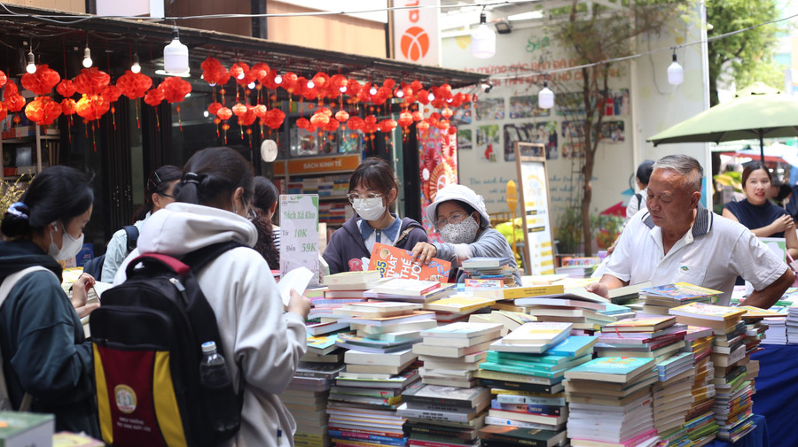 Hội sách với chủ đề Lan tỏa tri thức - Chia sẻ ước mơ thu hút từ mọi lứa tuổi tham gia. (Ảnh: DM).