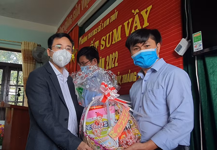 Các thầy cô giáo vui mừng và xúc động khi được Đoàn công tác của Sở GD&amp;ĐT thăm hỏi, tặng quà trước dịp Tết Nguyên đán.