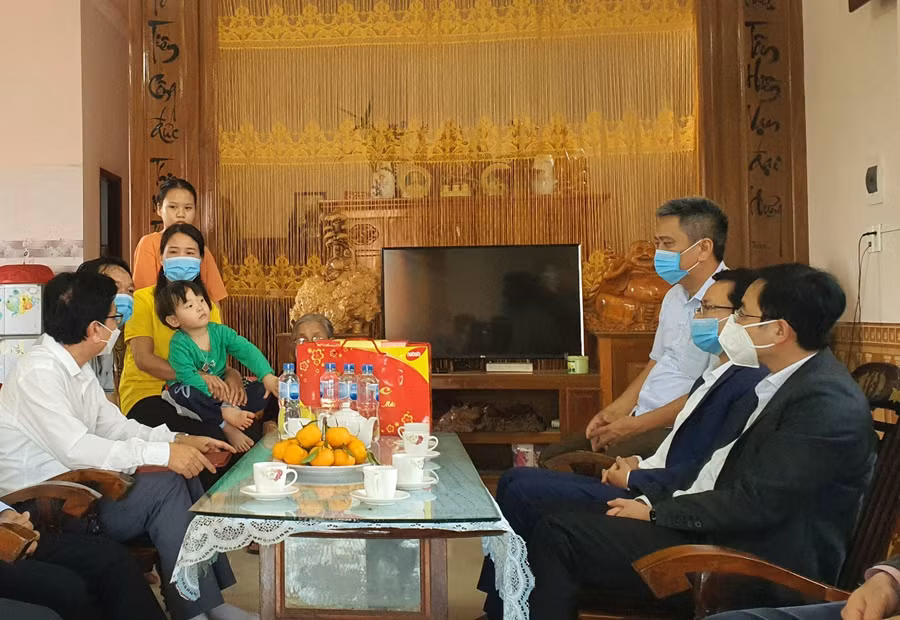 Đoàn cũng đã đến thăm hỏi gia đình cô giáo Phan Thị Lệ Hồng ở xã Sơn Thuỷ (Lệ Thuỷ) có 2 con khiếm thính bẩm sinh.