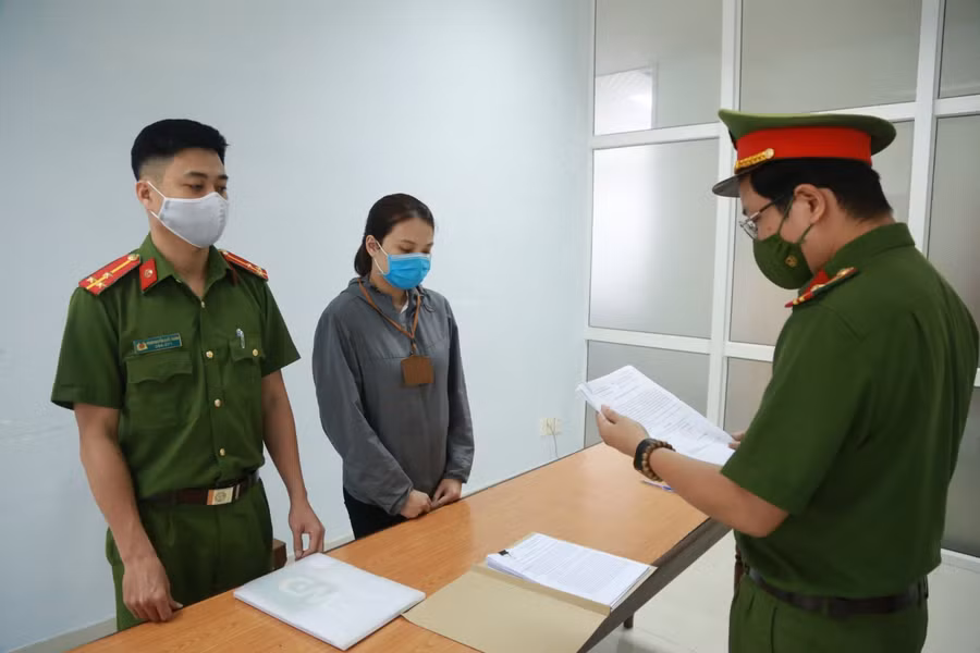 Công an tống đạt khởi tố bị can đối với Nguyễn Thị Thùy Trang để điều tra về hành vi Lừa đảo chiếm đoạt tài sản