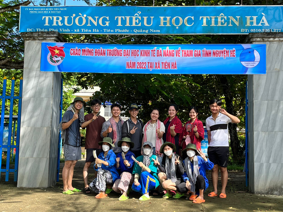 Thạc sĩ Dương Việt Anh (hàng trên, thứ 4 từ trái sang) tham gia chương trình tình nguyện mùa hè năm 2022. Ảnh: Thanh Hoàng.