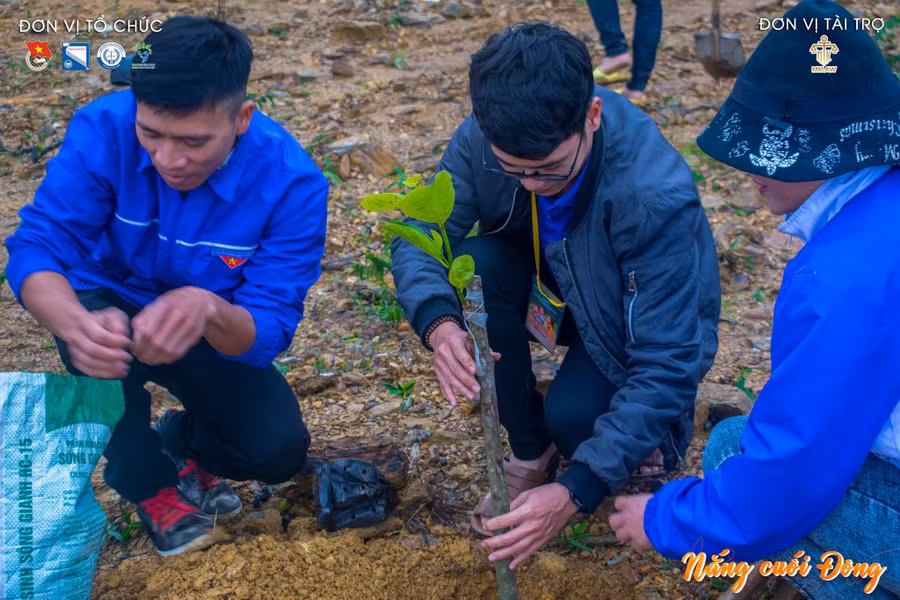 Thạc sĩ Dương Việt Anh (ở giữa) là một trong những giảng viên trẻ năng nổ, tích cực trong công tác Đoàn thanh niên. Ảnh: Thanh Hoàng.