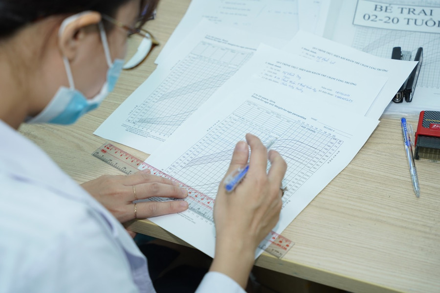Bác sĩ sẽ lập biểu đồ chiều cao của trẻ trong vòng 6 tháng gần nhất hoặc hơn để đánh giá sự phát triển chiều cao của trẻ. (Ảnh: BVCC) Bác sĩ sẽ lập biểu đồ chiều cao của trẻ trong vòng 6 tháng gần nhất hoặc hơn để đánh giá sự phát triển chiều cao của trẻ. (Ảnh: BVCC)