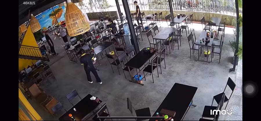 Cán bộ Sở TN-MT TP. Đà Nẵng ném tiền. Ảnh cắt từ clip. 