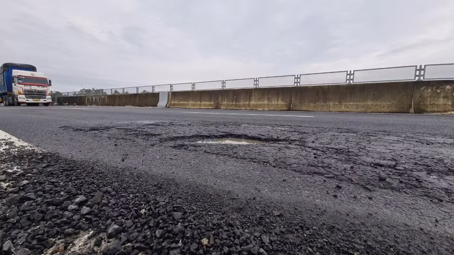 Đường cao tốc Đà Nẵng - Quảng Ngãi lúc bị hư hỏng.