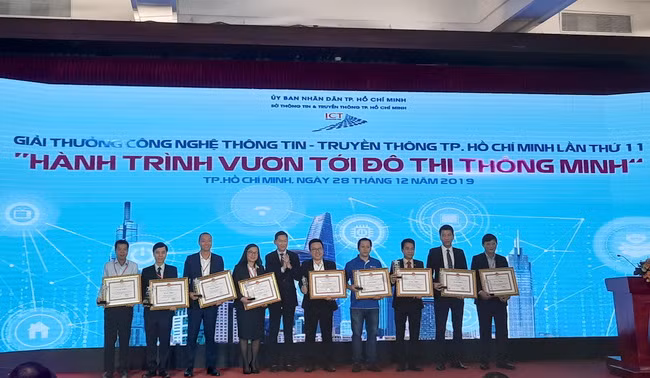 Phó chủ tịch UBND TPHCM Trần Vĩnh Tuyến trao giải thưởng cho các đơn vị doanh nghiệp có đóng góp cho sự phát triển CNTT-TT của TP.