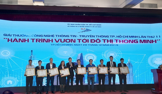 Phó chủ tịch UBND TPHCM Trần Vĩnh Tuyến trao giải thưởng cho các đơn vị doanh nghiệp có đóng góp cho sự phát triển CNTT-TT của TP. Phó chủ tịch UBND TPHCM Trần Vĩnh Tuyến trao giải thưởng cho các đơn vị doanh nghiệp có đóng góp cho sự phát triển CNTT-TT của TP.