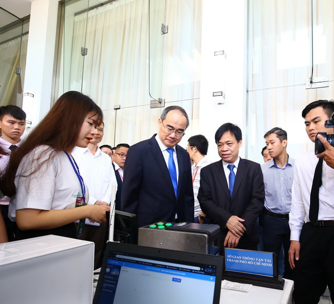 Bí thư Thành ủy TP.HCM Nguyễn Thiện Nhân cùng các đại biểu tham quan các gian hàng triển lãm tại ngày hội. Bí thư Thành ủy TP.HCM Nguyễn Thiện Nhân cùng các đại biểu tham quan các gian hàng triển lãm tại ngày hội.