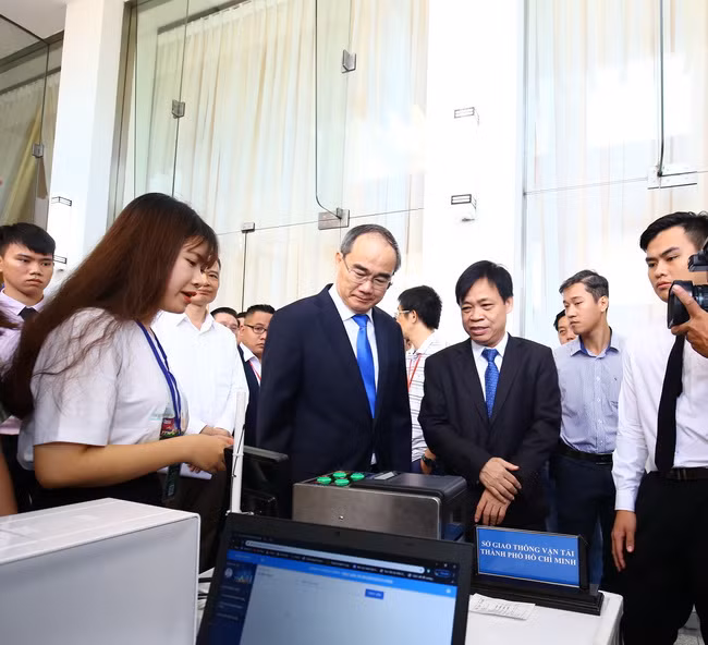 Bí thư Thành ủy TP.HCM Nguyễn Thiện Nhân cùng các đại biểu tham quan các gian hàng triển lãm tại ngày hội.