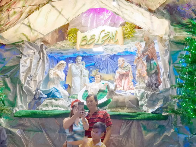 Một gia đình chụp hình lưu niệm đi chơi Nole