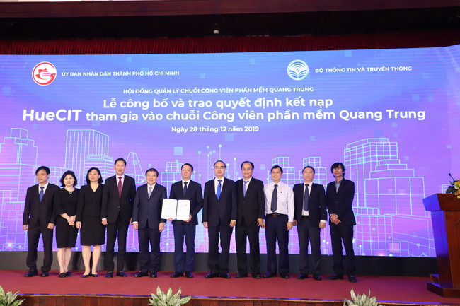 Trong khuôn khổ ngày hội, Hội đồng quản lý Chuỗi Công viên phần mềm Quang Trung (CVPMQT) tổ chức Lễ Công bố và trao quyết định kết nạp HueCIT tham gia vào Chuỗi CVPMQT. Trong khuôn khổ ngày hội, Hội đồng quản lý Chuỗi Công viên phần mềm Quang Trung (CVPMQT) tổ chức Lễ Công bố và trao quyết định kết nạp HueCIT tham gia vào Chuỗi CVPMQT.