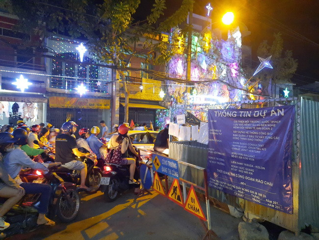 Đường Phạm Thế Hiển xuất hiện nhiều lô cốt dự án chắn ngang đường Đường Phạm Thế Hiển xuất hiện nhiều lô cốt dự án chắn ngang đường