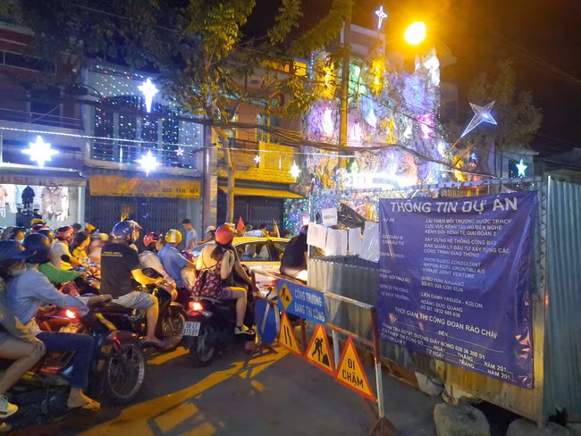 Đường Phạm Thế Hiển xuất hiện nhiều lô cốt dự án chắn ngang đường