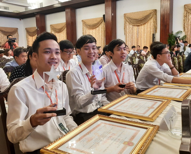 Các Sinh viên xuất sắc ngành CNTT-TT các trường vui mừng khi nhận được giải thưởng CNTT-TT năm 2019 Các Sinh viên xuất sắc ngành CNTT-TT các trường vui mừng khi nhận được giải thưởng CNTT-TT năm 2019