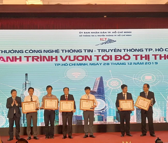 Ông Nguyễn Thành Phong - Chủ tịch UBND TP.HCM trao giải thưởng cho đơn vị, cá nhân có thành tích xuất sắc đóng góp vào sự phát triển CNTT-TT Thành phố.