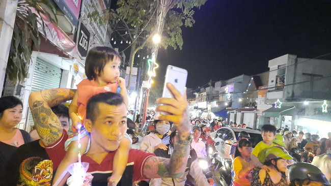 Một phụ huynh chụp lại cảnh kẹt xe, chen chúc đi chơi Noel ở xóm đạo quận 8 Một phụ huynh chụp lại cảnh kẹt xe, chen chúc đi chơi Noel ở xóm đạo quận 8
