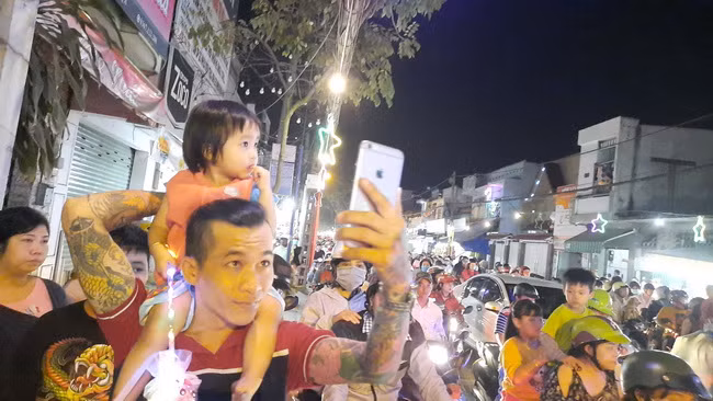 Một phụ huynh chụp lại cảnh kẹt xe, chen chúc đi chơi Noel ở xóm đạo quận 8