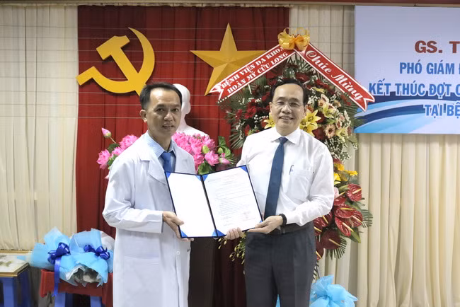 PGS TS BS. Trương Quang Bình trao chứng nhận chuyển giao kỹ thuật cho Khoa Nội tim mạch Bệnh viện Đa khoa tỉnh Sóc Trăng (Ảnh: BVCC).