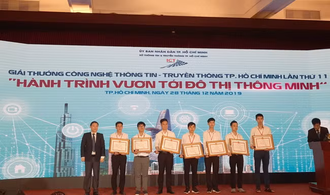 Đại diện Sở TT&TT trao giải thưởng cho các sinh viên ngành CNTT-TT có thành tích học tập tốt cũng như phát triển CNTT-TT năm 2019
