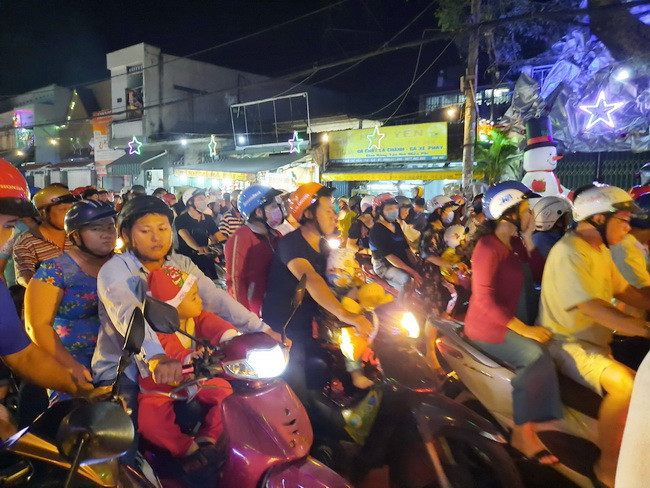 Dự kiến, trong đêm lễ Giáng sinh, lượng người đổ về đây sẽ càng đông hơn. Dự kiến, trong đêm lễ Giáng sinh, lượng người đổ về đây sẽ càng đông hơn.