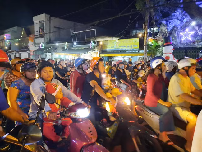 Dự kiến, trong đêm lễ Giáng sinh, lượng người đổ về đây sẽ càng đông hơn.