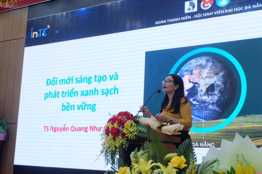 TS Nguyễn Quang Như Quỳnh trình bày chuyên đề Đổi mới sáng tạo và phát triển xanh sạch bền vững. Ảnh: Hoàng Vinh. TS Nguyễn Quang Như Quỳnh trình bày chuyên đề Đổi mới sáng tạo và phát triển xanh sạch bền vững. Ảnh: Hoàng Vinh.