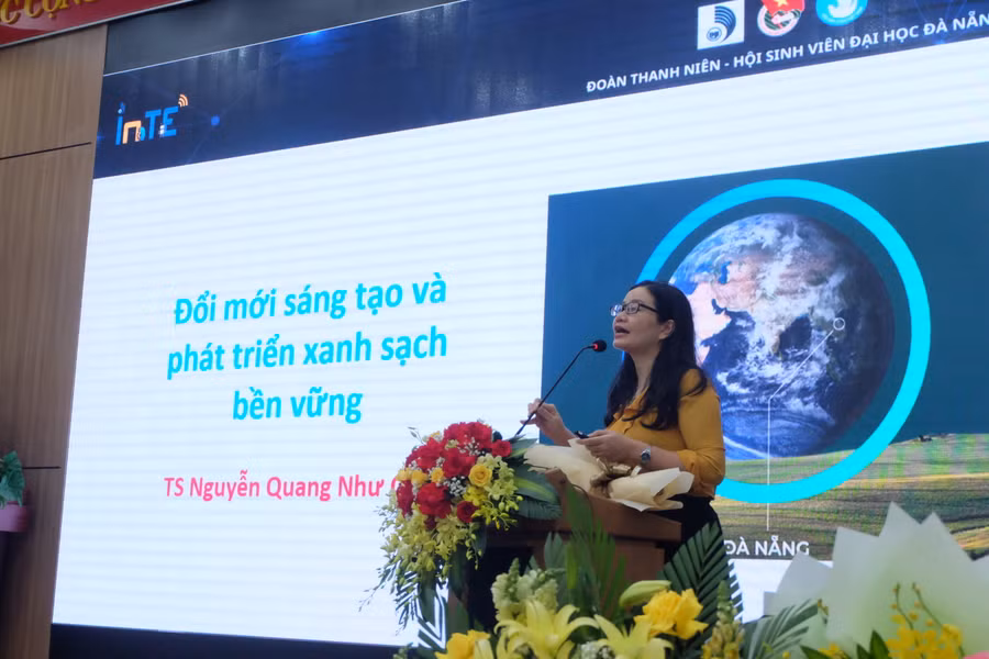 TS Nguyễn Quang Như Quỳnh trình bày chuyên đề Đổi mới sáng tạo và phát triển xanh sạch bền vững. Ảnh: Hoàng Vinh.