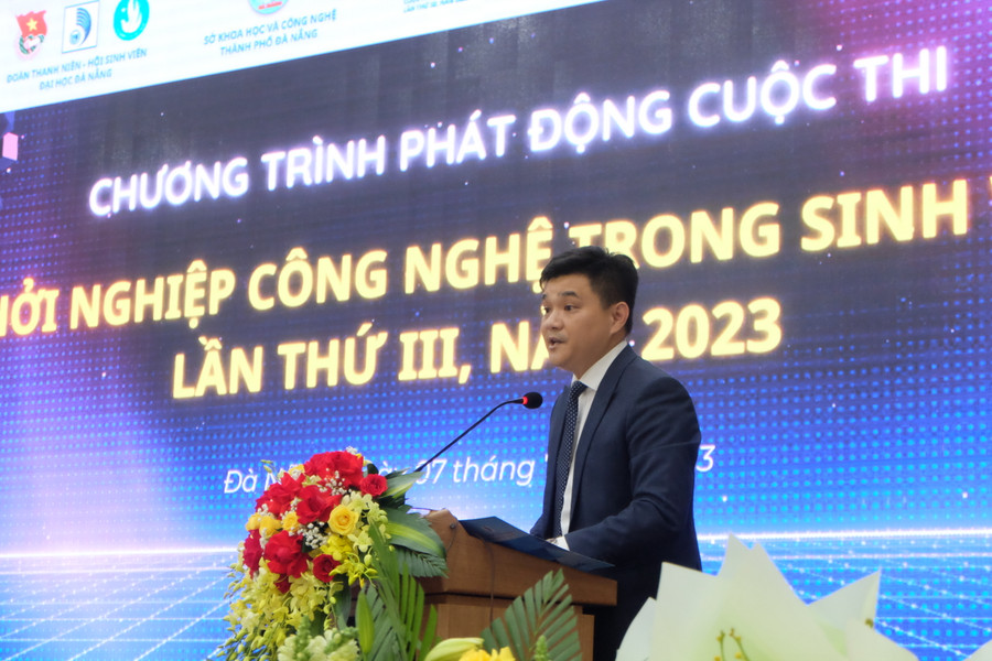 TS. Lê Đỗ Hưng Toàn - Chủ tịch Hội sinh viên Đại học Đà Nẵng, Trưởng ban tổ chức cuộc thi, phát biểu thông tin về cuộc thi. Ảnh: Hoàng Vinh. TS. Lê Đỗ Hưng Toàn - Chủ tịch Hội sinh viên Đại học Đà Nẵng, Trưởng ban tổ chức cuộc thi, phát biểu thông tin về cuộc thi. Ảnh: Hoàng Vinh.