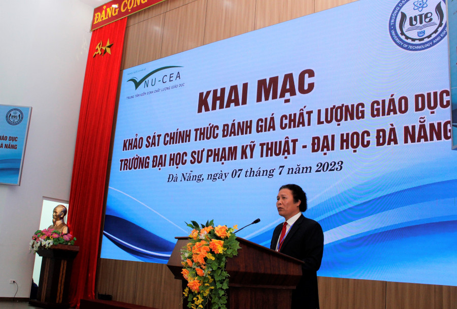 PGS. TS. Phan Cao Thọ - Hiệu trưởng Trường Đại học Sư phạm Kỹ thuật (Đại học Đà Nẵng), phát biểu tại buổi khai mạc. Ảnh: Hoàng Vinh.