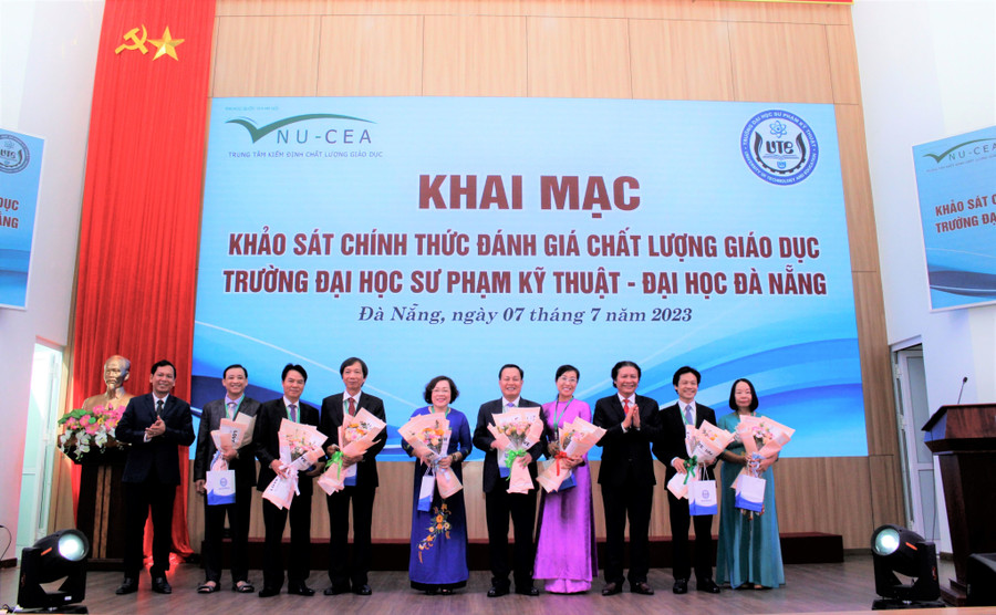 PGS. TS. Phan Cao Thọ - Hiệu trưởng Trường Đại học Sư phạm Kỹ thuật (Đại học Đà Nẵng) (thứ 3, phải sang) và TS. Phan Bảo An (ngoài cùng bìa trái) - Chủ tịch Hội đồng trường Đại học Sư phạm Kỹ thuật tặng hoa cho các thành viên Đoàn khảo sát. Ảnh: Hoàng Vinh.