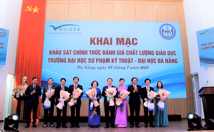 PGS. TS. Phan Cao Thọ - Hiệu trưởng Trường Đại học Sư phạm Kỹ thuật (Đại học Đà Nẵng) (thứ 3, phải sang) và TS. Phan Bảo An (ngoài cùng bìa trái) - Chủ tịch Hội đồng trường Đại học Sư phạm Kỹ thuật tặng hoa cho các thành viên Đoàn khảo sát. Ảnh: Hoàng Vinh.
