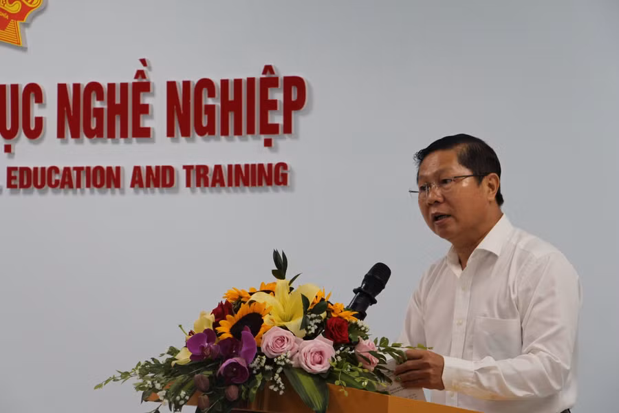 Thứ trưởng Bộ Lao động – Thương binh và Xã hội Lê Tấn Dũng phát biểu tại hội nghị