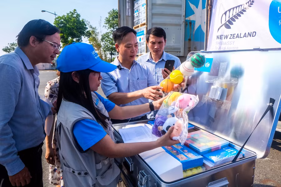 Kiểm tra bộ đồ dùng, đồ chơi mầm non do UNICEF trao tặng.
