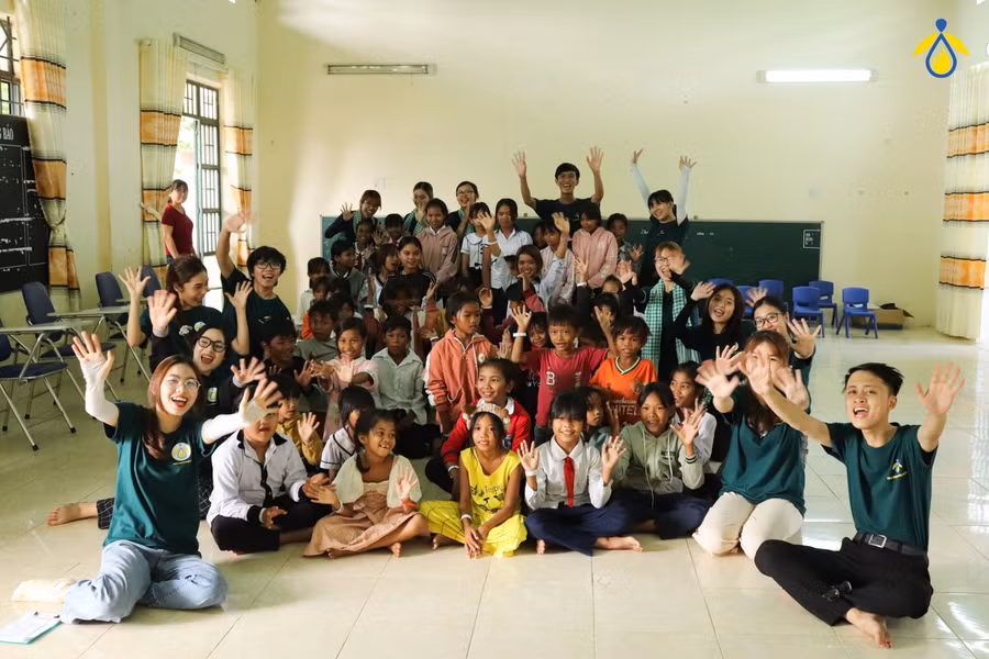 Thành viên CLB chụp hình cùng các em học sinh (Ảnh: CLB).