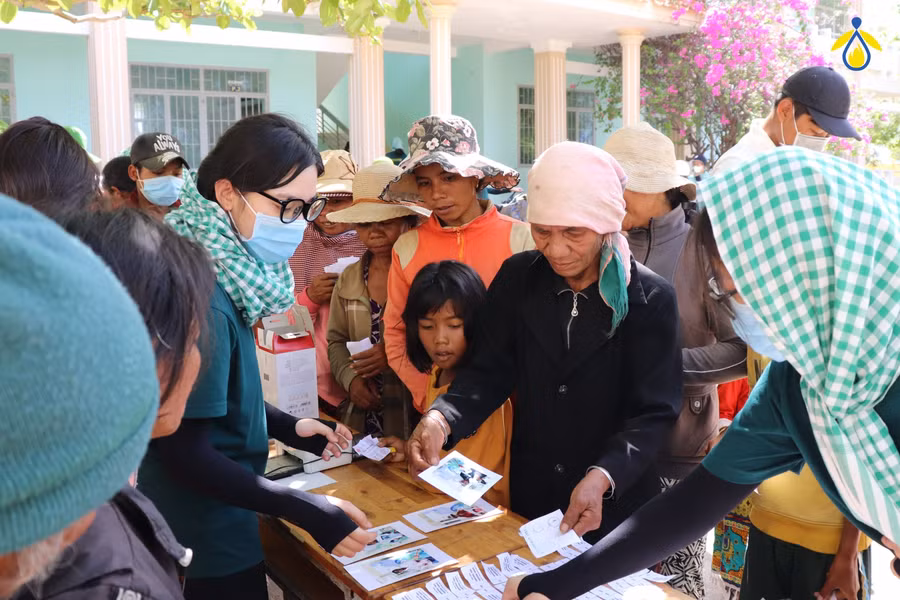Người dân tập trung tại gian hàng chụp ảnh lấy liền. (Ảnh: CLB).