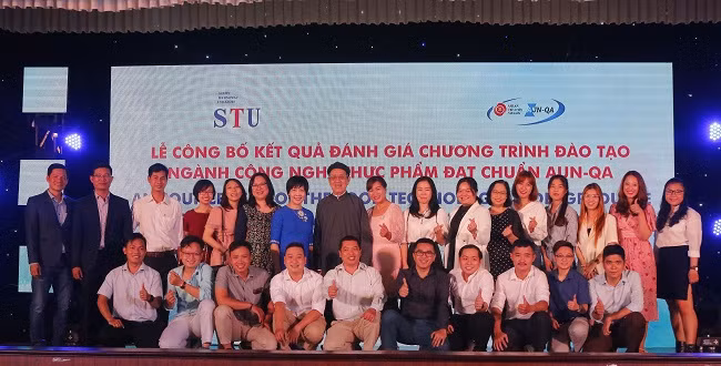 Các cựu sinh viên khoa CNTP chụp hình lưu niệm cùng với các thầy cô khoa CNTP của trường.