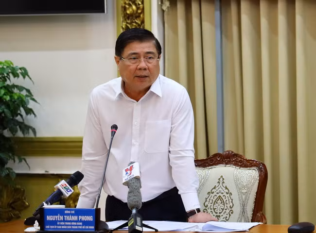 Chủ tịch UBND TP.HCM Nguyễn Thành Phong phát biểu tại cuộc họp (Ảnh: Huyền Mai)
