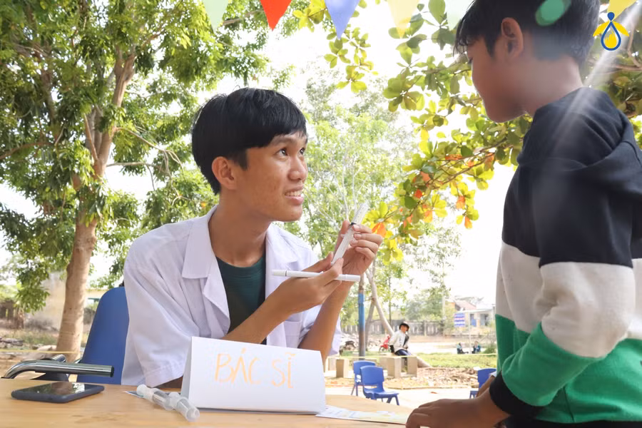 Mai Chung Min chia sẻ về nghề nghiệp bác sĩ trong hoạt động Ươm mầm đam mê. (Ảnh: CLB).