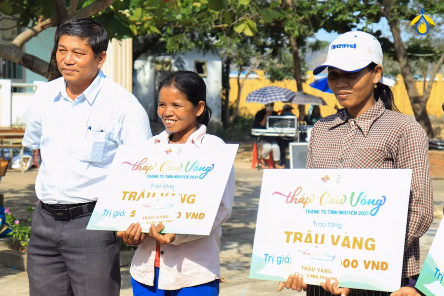 Khoảnh khắc trao tặng trâu vàng trong hoạt động “Nhóm lửa tin yêu”. (Ảnh: CLB).