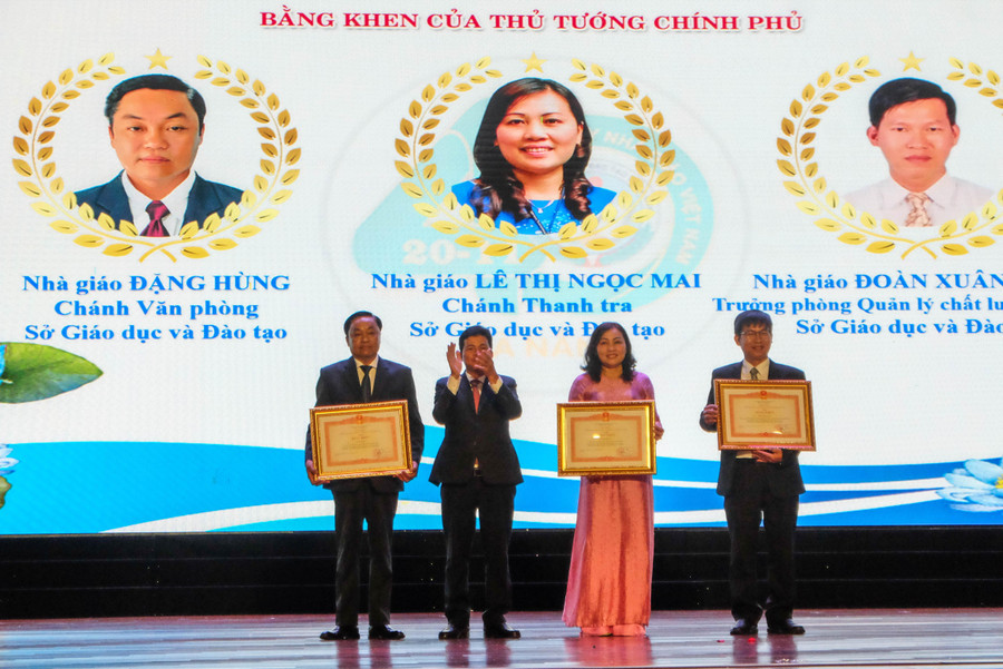 Ông Võ Công Chánh - Trưởng Ban Nội chính Thành ủy Đà Nẵng thừa ủy quyền trao Bằng khen của Thủ tướng Chính phủ cho 3 cá nhân.