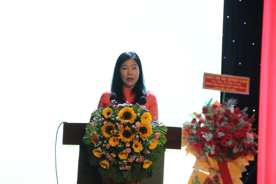 Bà Lê Thị Bích Thuận - Giám đốc Sở GD&amp;ĐT TP. Đà Nẵng phát biểu tại Lễ kỷ niệm.