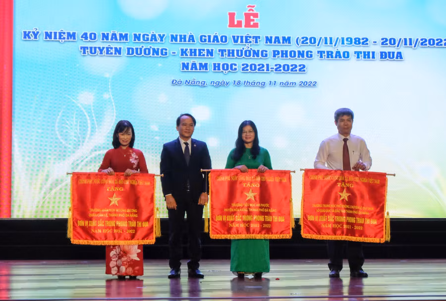 Ông Nguyễn Đình Vĩnh - Trưởng Ban tổ chức Thành ủy Đà Nẵng, thừa ủy quyền tặng Cờ thi đua của Chính phủ cho các đơn vị xuất sắc trong phong trào thi đua.