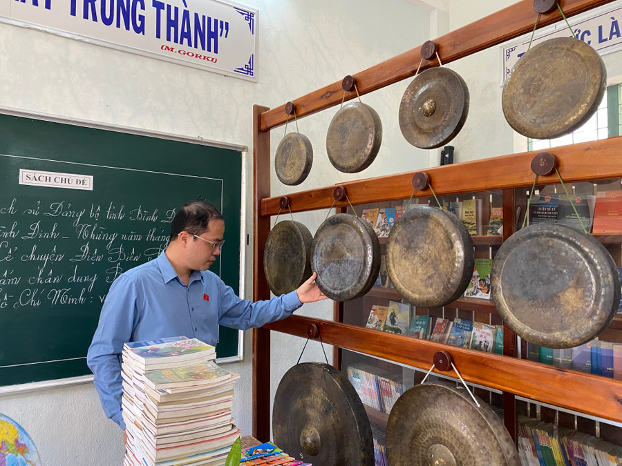 Ông Đinh Công Sỹ - Phó Chủ nhiệm Ủy ban Văn hóa, Giáo dục Quốc hội kiểm tra tại Trường phổ thông dân tộc bán trú Tây Sơn ngày 25/3. Ảnh: Hoàng Vinh. Ông Đinh Công Sỹ - Phó Chủ nhiệm Ủy ban Văn hóa, Giáo dục Quốc hội kiểm tra tại Trường phổ thông dân tộc bán trú Tây Sơn ngày 25/3. Ảnh: Hoàng Vinh.