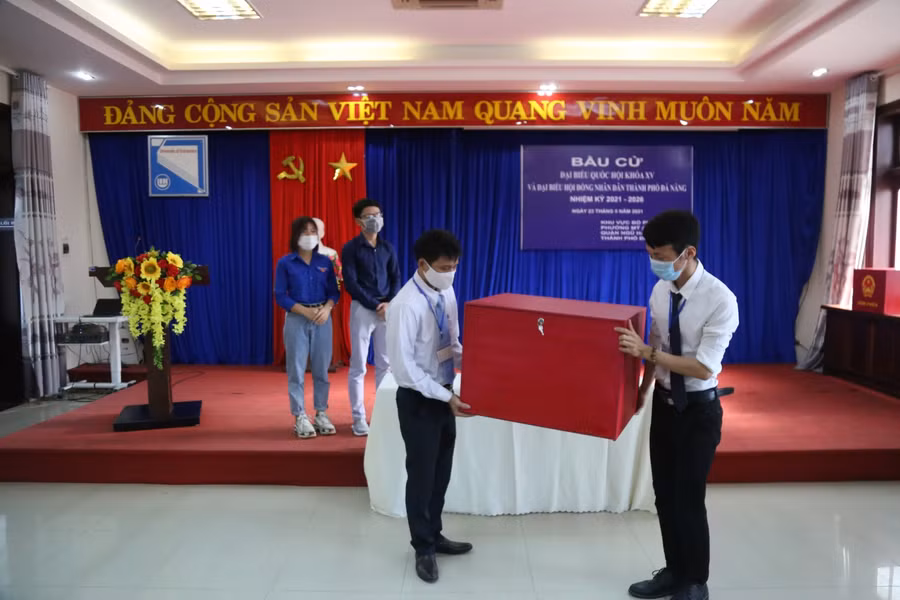 Khu vực bỏ phiếu số 4, phường Mỹ An (quận Ngũ Hành Sơn, TP Đà Nẵng) được đặt trong khuôn viên Trường Đại học Kinh tế (ĐH Đà Nẵng).