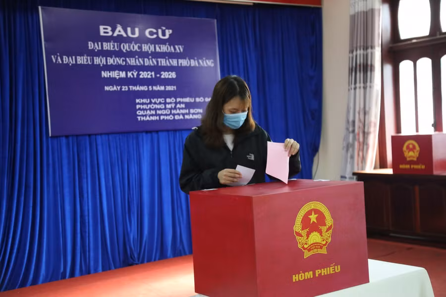 Cử tri là sinh viên thực hiện bỏ phiếu bầu cử.